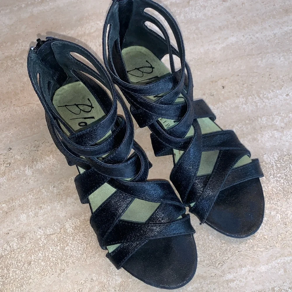 BLOWFISH black strappy leather wedge sandals, textured, back zip, 2” heel. 9 - Picture 6 of 17